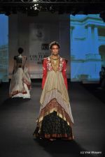 Model walk the ramp for Anju Modi show at PCJ Delhi Couture Week Day 3 on 10th Aug 2012 200 (67).JPG